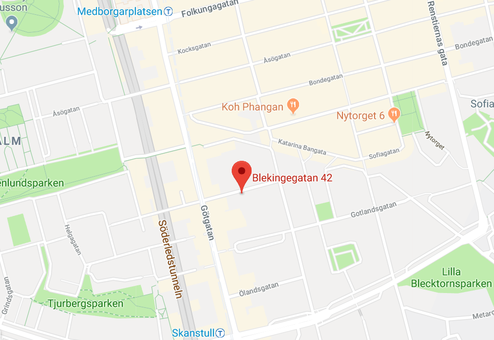 Karta som visar butikens placering på Södermalm i Stockholm. Affärens har markerats ut med en röd pil. Klicka här för att få upp Google Maps!